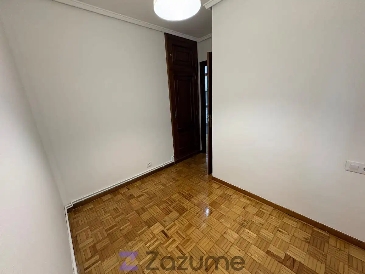 Schlafzimmer von Wohnung zur Miete in Pontevedra Capital  mit Heizung, Ofen und Waschmaschine