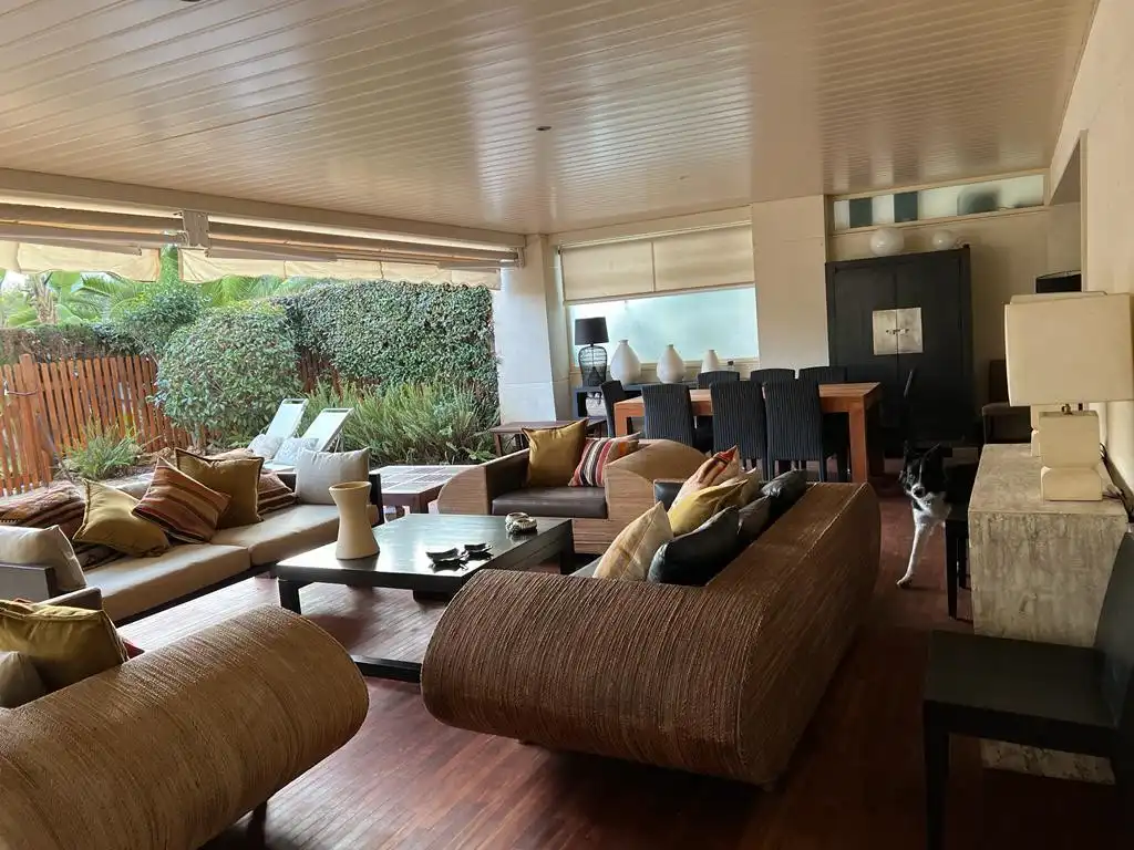 Wohnzimmer von Erdgeschoss zur Miete in Marbella mit Klimaanlage, Privatgarten und Terrasse