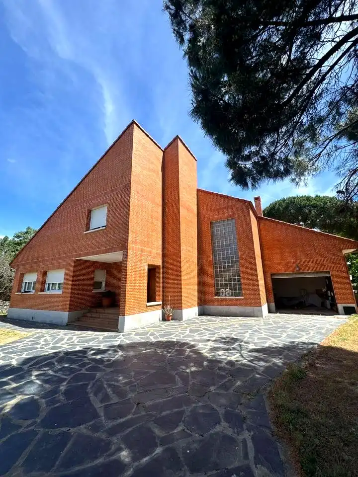 Außenansicht von Haus oder Chalet zum Verkauf in Galapagar mit Klimaanlage, Heizung und Privatgarten