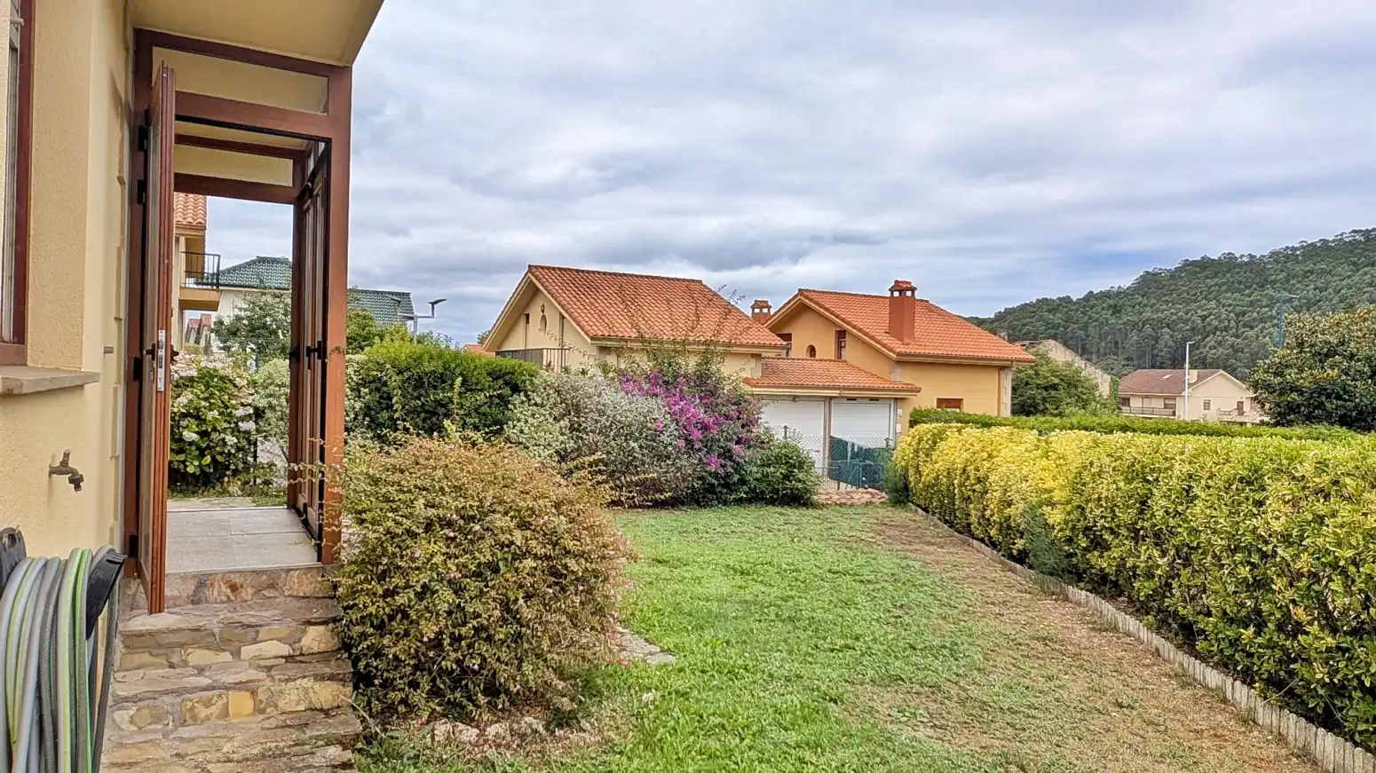 Jardí de Casa adosada en venda en Argoños  amb Calefacció, Parquet i Terrassa