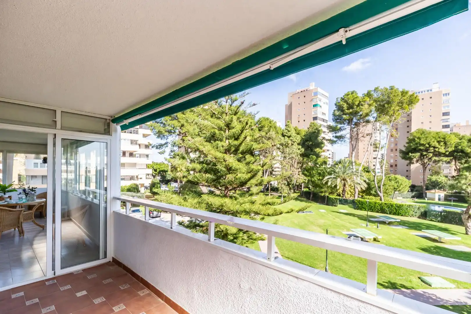 Vista exterior de Piso en venta en Torremolinos con Aire acondicionado, Jardín privado y Terraza