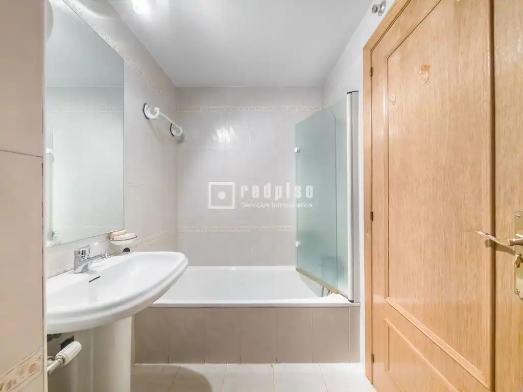 Bathroom of Flat for sale in Madrid  with Heating, Private garden and Parquet flooring