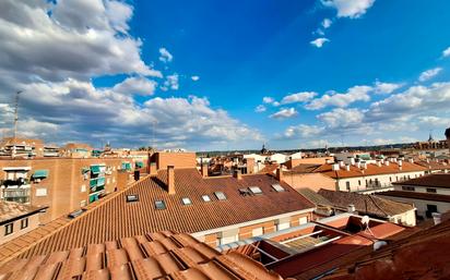 Vista exterior de Àtic en venda en Alcalá de Henares amb Aire condicionat i Terrassa