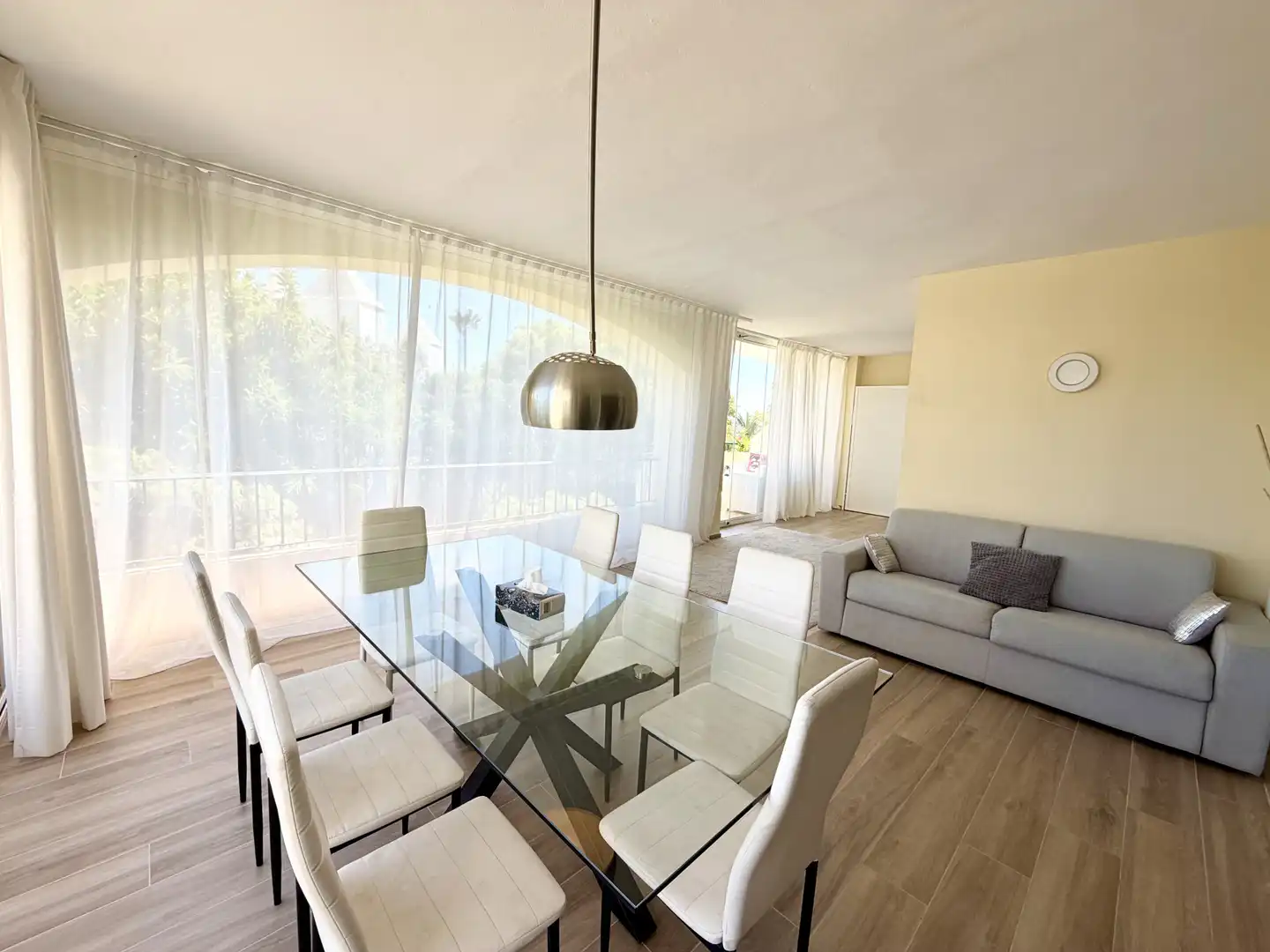 Menjador de Apartament de lloguer en Marbella amb Aire condicionat, Terrassa i Piscina