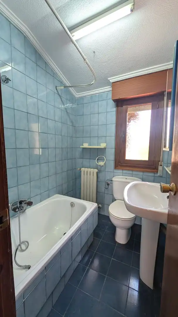 Badezimmer von Wohnung zum Verkauf in Vega de Pas mit Heizung, Abstellraum und Möbliert
