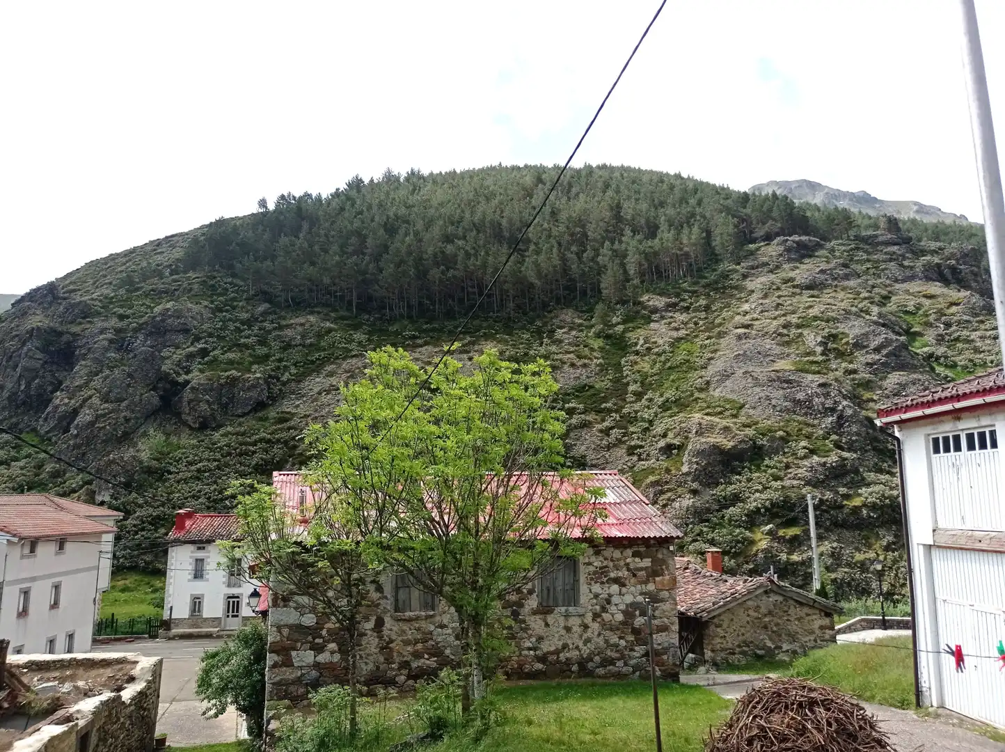 Außenansicht von Einfamilien-Reihenhaus zum Verkauf in Boca de Huérgano mit Heizung