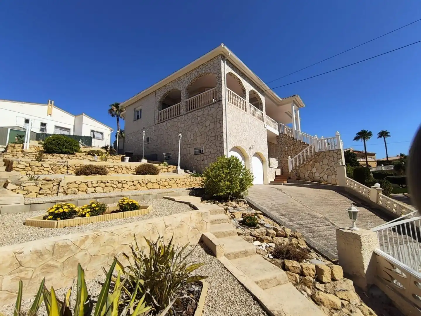 Vista exterior de Casa o xalet en venda en La Nucia amb Aire condicionat, Jardí privat i Terrassa
