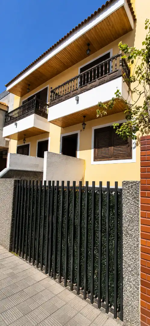 Vista exterior de Casa adosada en venda en San Cristóbal de la Laguna amb Balcó i Alarma