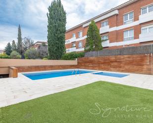 Piscina de Casa adosada en venda en Sant Cugat del Vallès amb Aire condicionat, Calefacció i Jardí privat