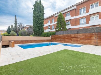 Swimming pool of Single-family semi-detached for sale in Sant Cugat del Vallès  with Air Conditioner, Heating and Private garden