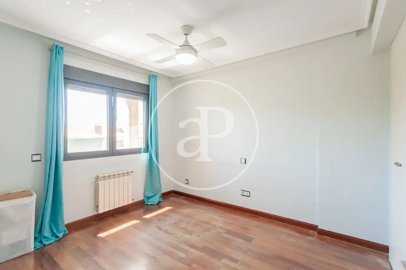 Habitación de Casa adosada en venta en Madrid con Aire acondicionado, Calefacción y Jardín privado