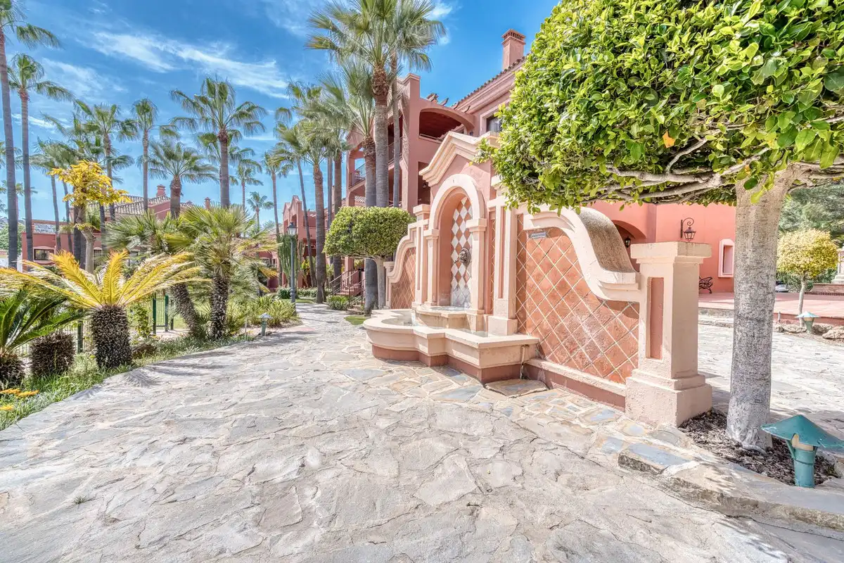 Vista exterior de Dúplex en venda en Marbella amb Aire condicionat, Terrassa i Traster
