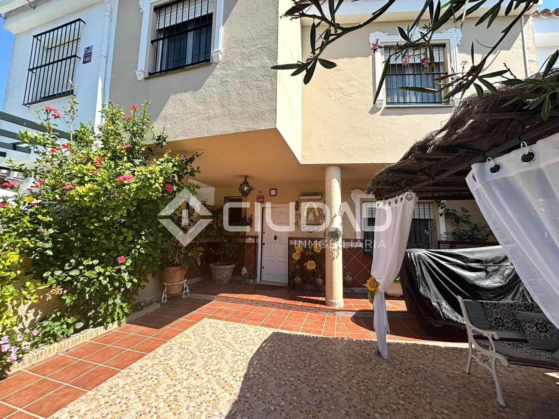 Vista exterior de Casa adosada en venda en Sanlúcar de Barrameda amb Terrassa