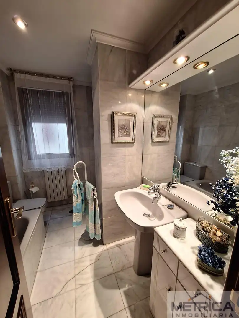 Bathroom of Flat for sale in Salamanca  with Heating, Parquet flooring and Terrace