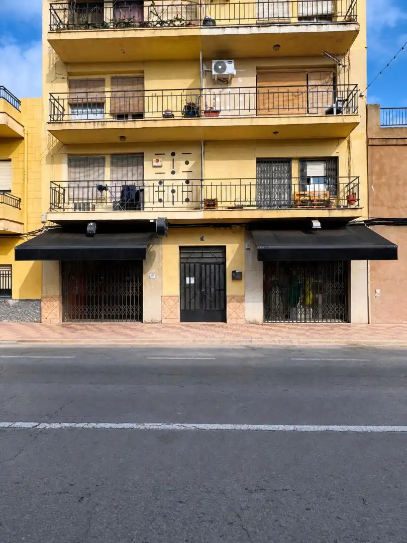 Local comercial en venta en Carrer de Ramón y Cajal 75