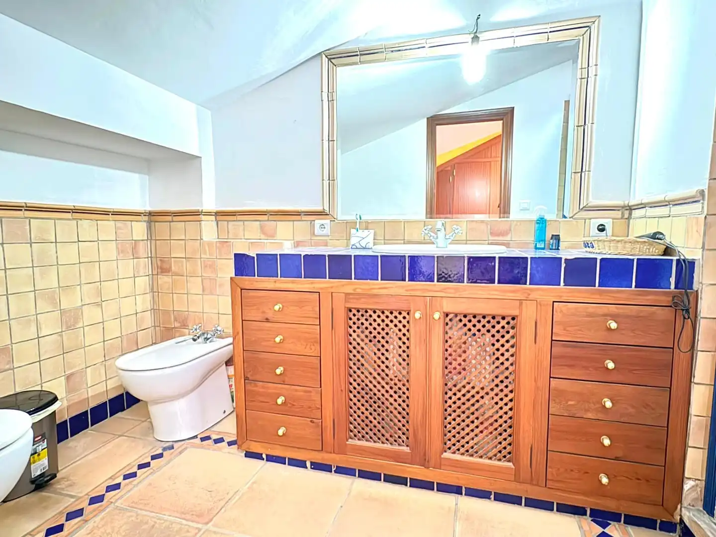 Badezimmer von Einfamilien-Reihenhaus zum Verkauf in Marbella mit Heizung, Terrasse und Balkon