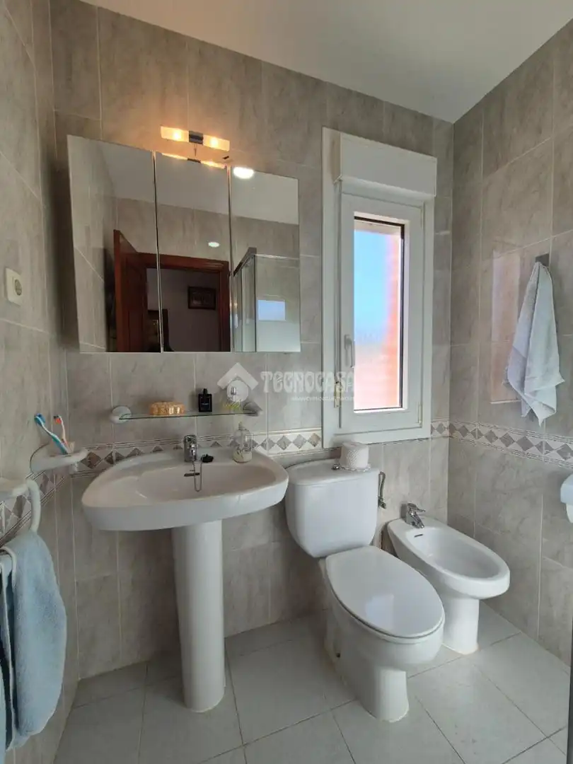 Badezimmer von Einfamilien-Reihenhaus zum Verkauf in Jadraque mit Heizung
