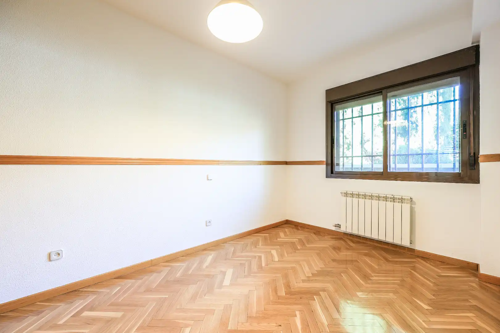 Schlafzimmer von Wohnung zur Miete in Madrid mit Heizung, Parkett und Terrasse