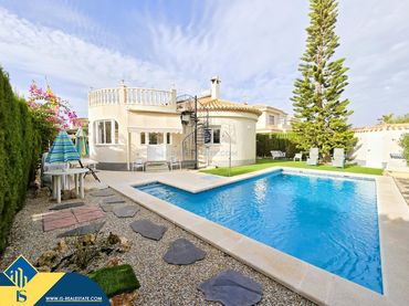 Detached house with pool for sale in Orihuela Costa
