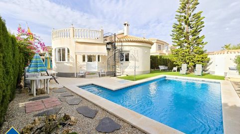 Villa con piscina privada, en la provincia de Alicante, en la ciudad de Orihuela Costa. 3 habitaciones | 105 m² | 1 kilómetro del