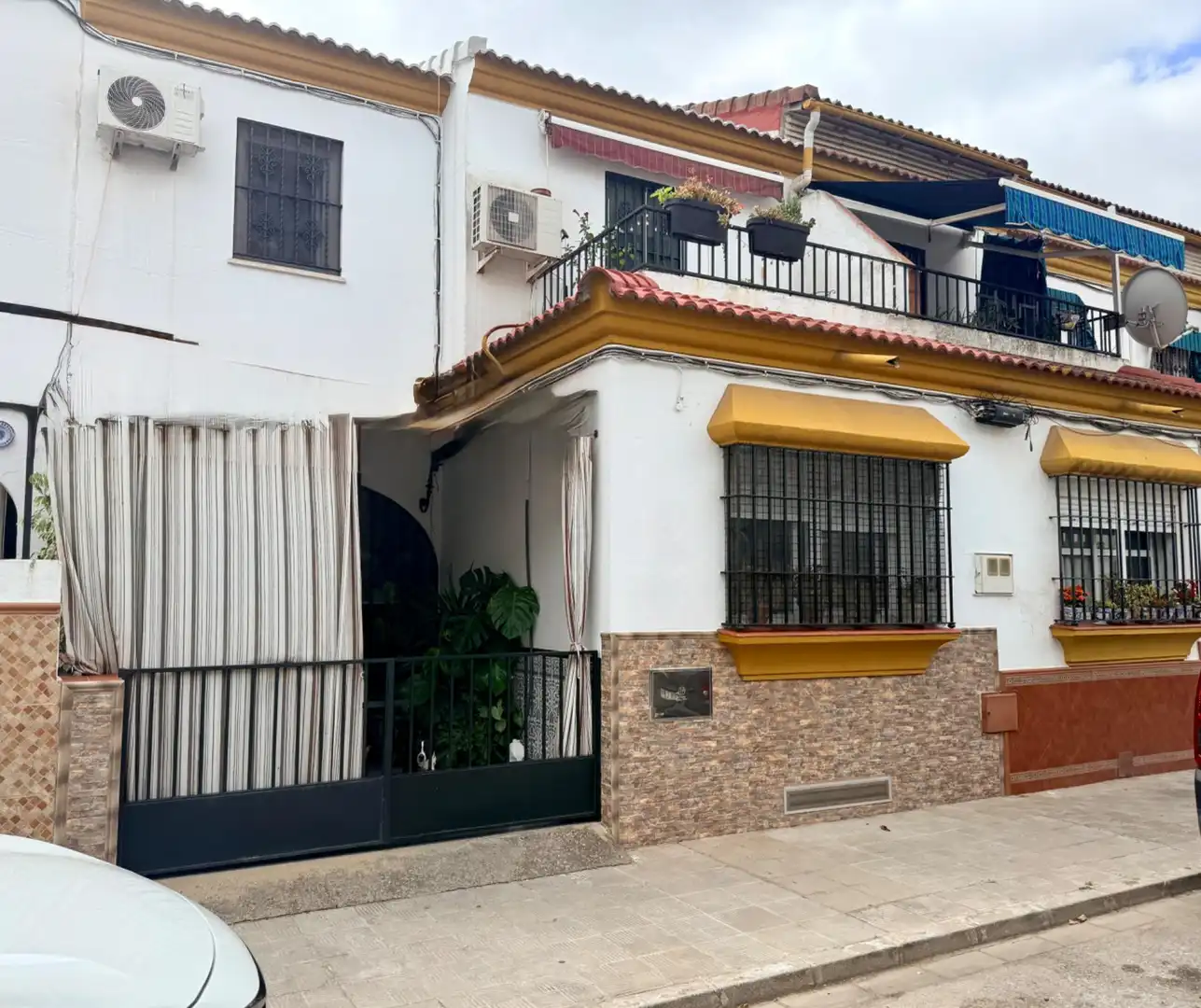 Vista exterior de Casa adosada en venda en La Rinconada amb Aire condicionat i Traster