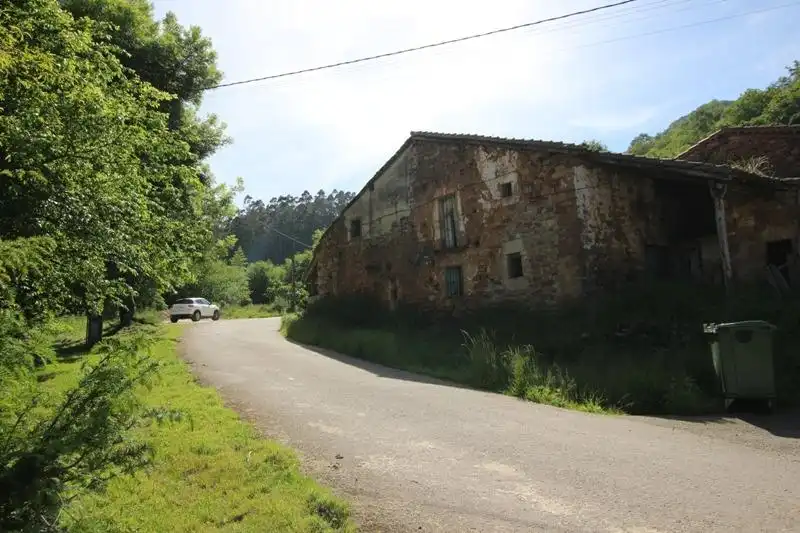 Außenansicht von Haus oder Chalet zum Verkauf in Valdáliga mit Privatgarten