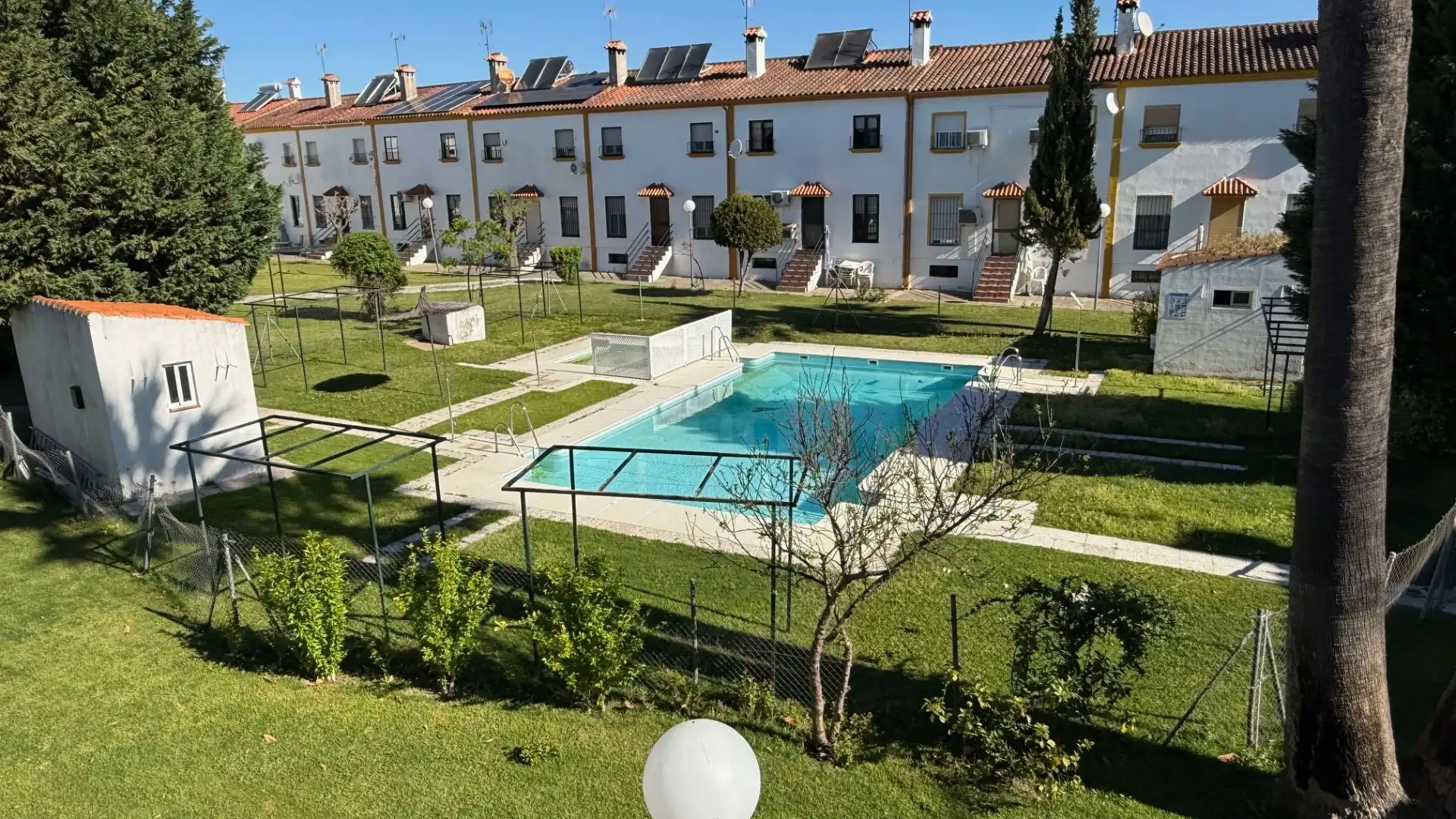 Piscina de Casa adosada de alquiler en Aljaraque con Piscina comunitaria