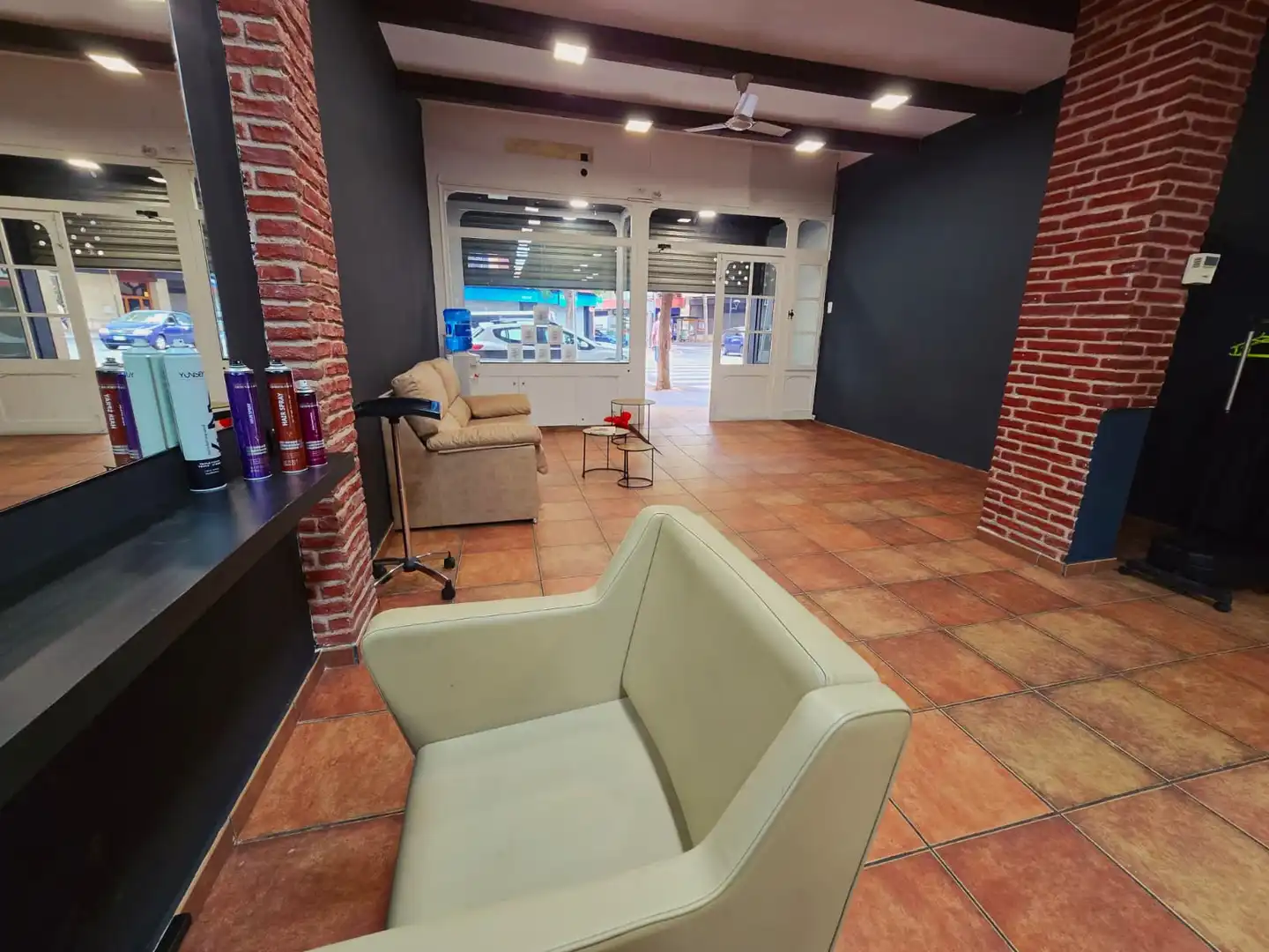 Business premises for transfer in Carrer de Ramon J. Sender, imagen 8