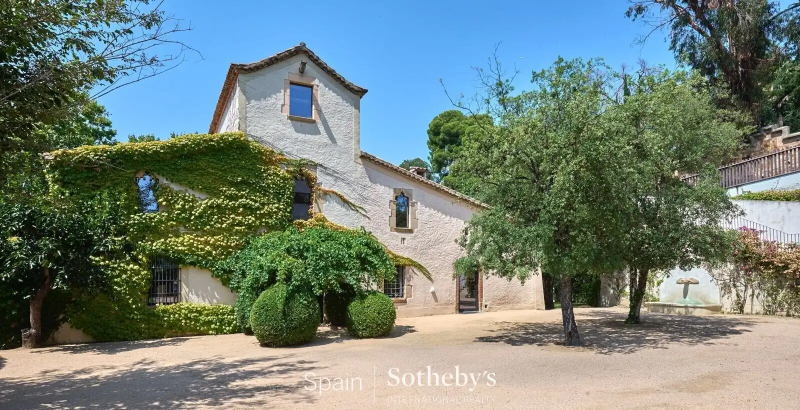 Vista exterior de Casa o xalet en venda en Alella amb Aire condicionat, Calefacció i Jardí privat