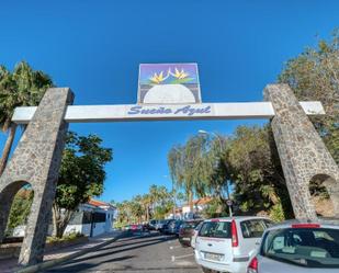 Vista exterior de Casa o xalet de lloguer en Adeje amb Terrassa i Piscina