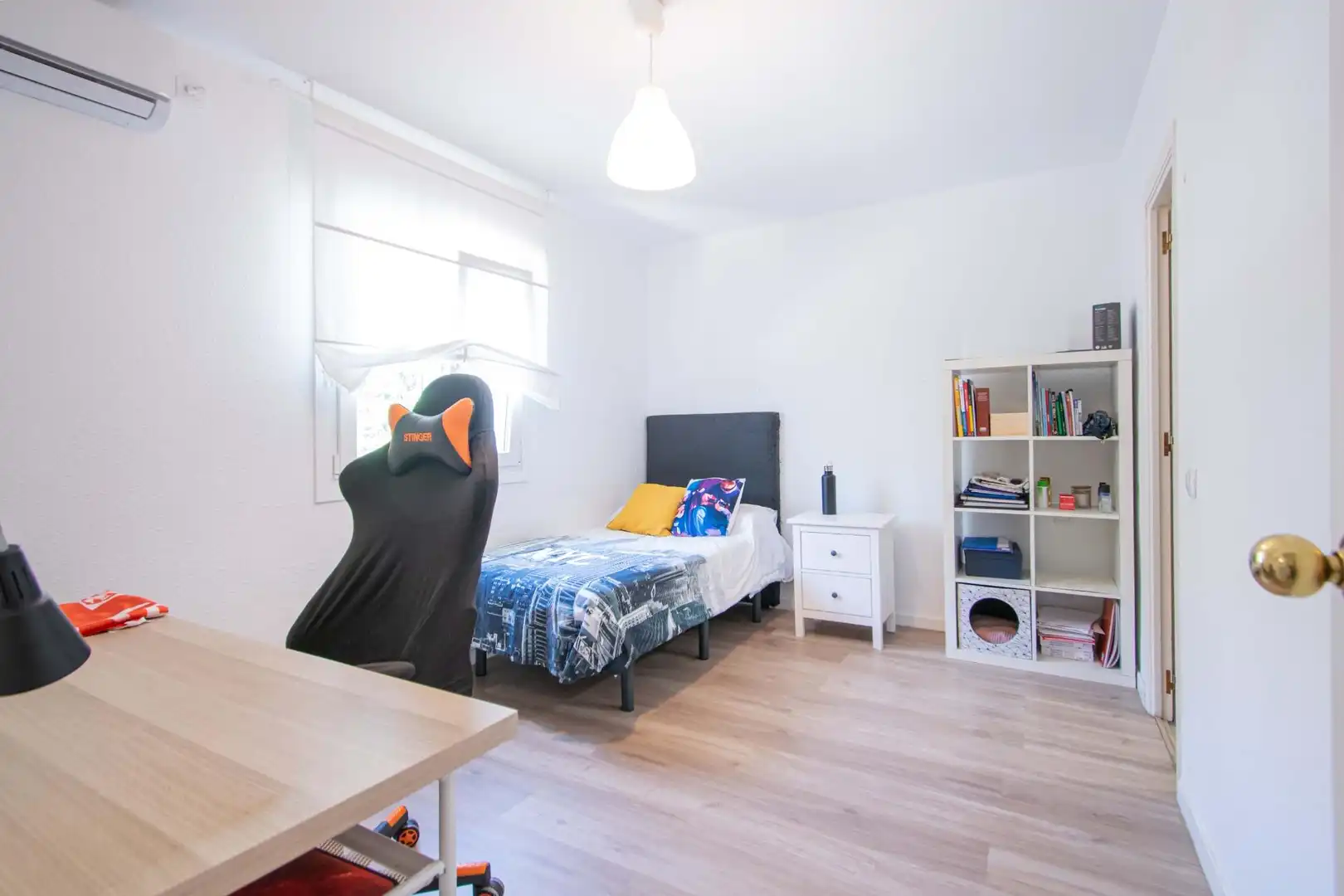 Habitación de Casa adosada en venta en Montequinto con Aire acondicionado y Piscina comunitaria