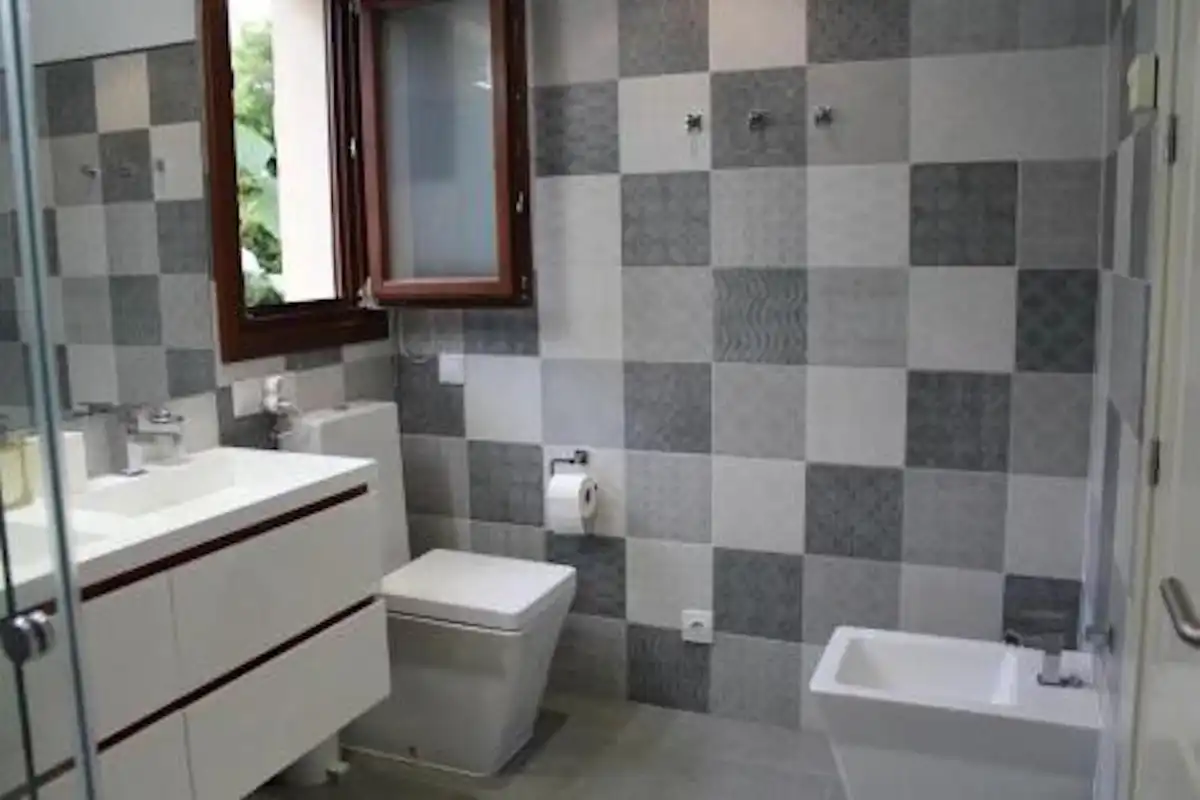 Baño de Ático en venta en Marbella con Terraza, Trastero y Amueblado