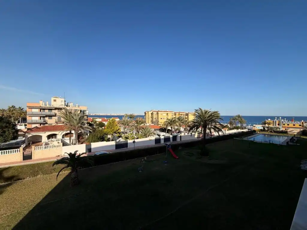 Vista exterior de Apartament en venda en Torrevieja amb Aire condicionat, Jardí privat i Piscina