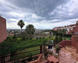 Jardí de Casa adosada en venda en Benahavís amb Aire condicionat, Terrassa i Piscina