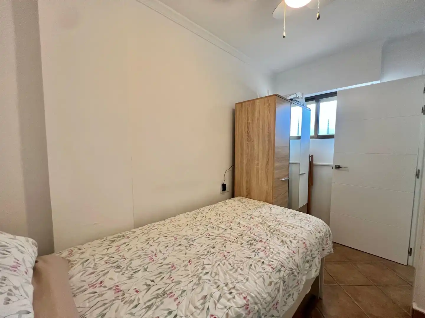 Dormitori de Apartament de lloguer en Torrevieja amb Aire condicionat, Calefacció i Moblat