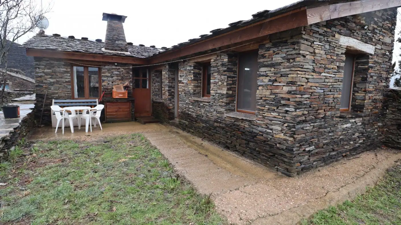 Vista exterior de Casa o xalet en venda en Majaelrayo amb Calefacció, Jardí privat i Terrassa