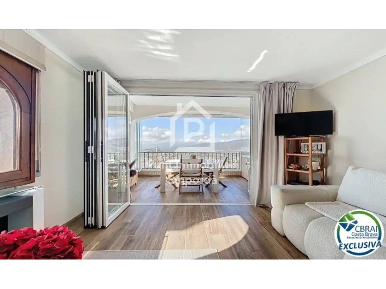 Sala d'estar de Apartament en venda en Roses amb Parquet, Terrassa i Moblat