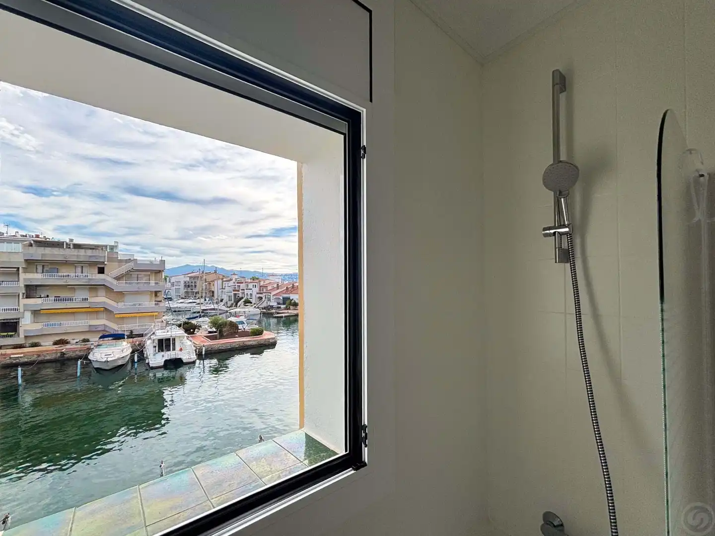 Badezimmer von Einfamilien-Reihenhaus zum Verkauf in Empuriabrava mit Klimaanlage, Terrasse und Möbliert