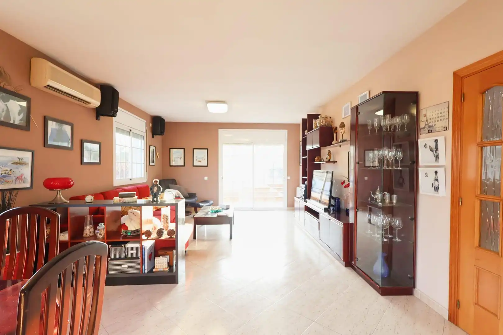 Sala d'estar de Casa o xalet en venda en Cubelles amb Aire condicionat, Jardí privat i Terrassa