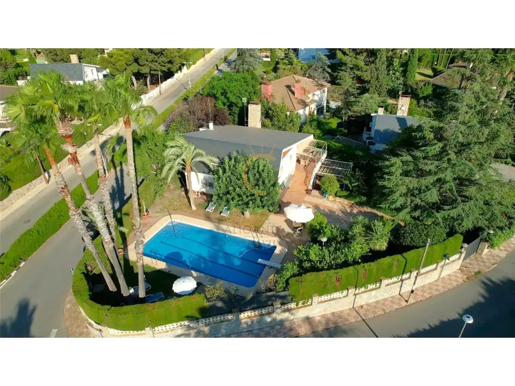 Vista exterior de Casa o xalet en venda en Petrer amb Aire condicionat, Calefacció i Jardí privat