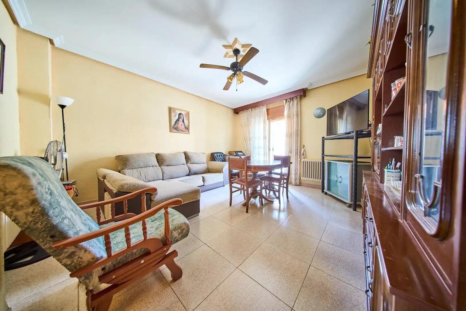Sala de estar de Casa adosada en venta en Baza con Calefacción, Terraza y Trastero