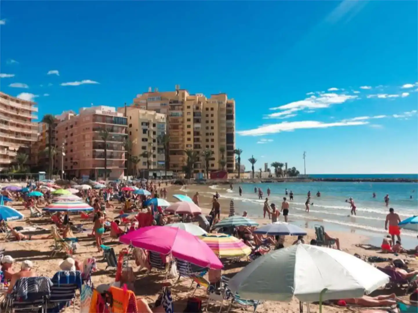 Außenansicht von Wohnungen zur Miete in Torrevieja mit Klimaanlage, Schwimmbad und Balkon