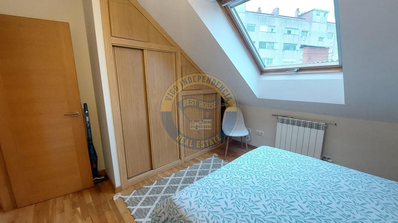 Dormitori de Àtic en venda en Vigo  amb Calefacció, Parquet i Terrassa