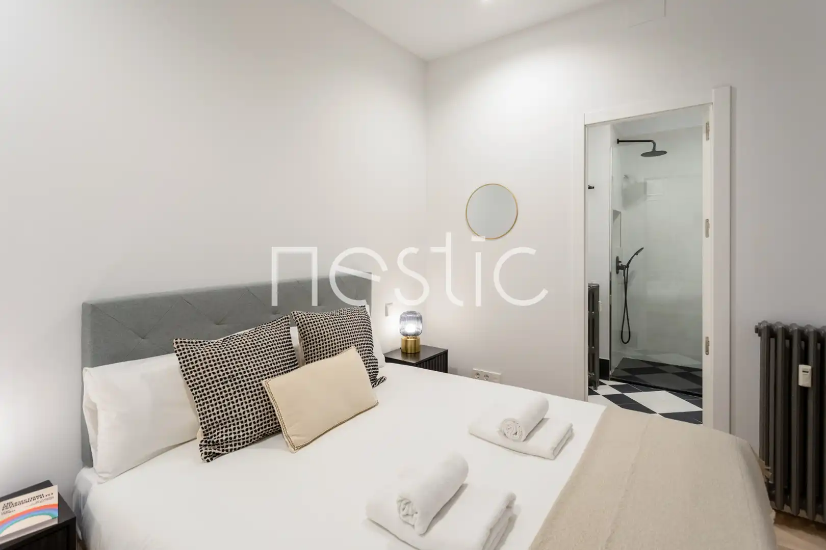 Dormitori de Apartament de lloguer en Madrid amb Aire condicionat, Calefacció i Moblat