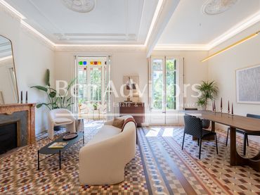 Apartament amb balcó en venda a Eixample