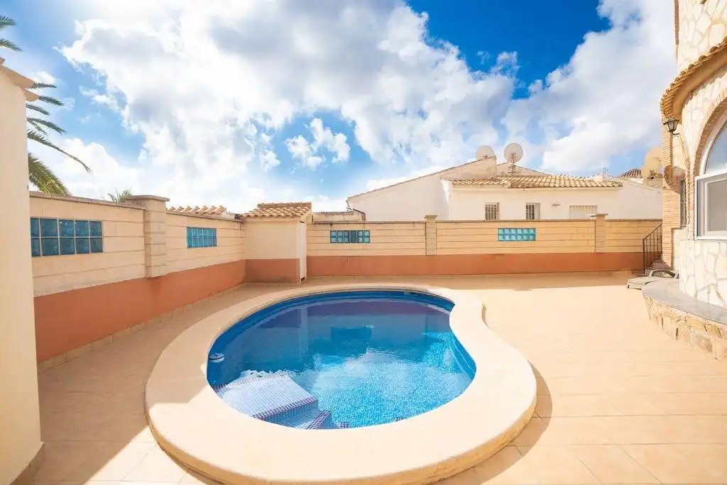 Piscina de Casa o xalet en venda en Orihuela