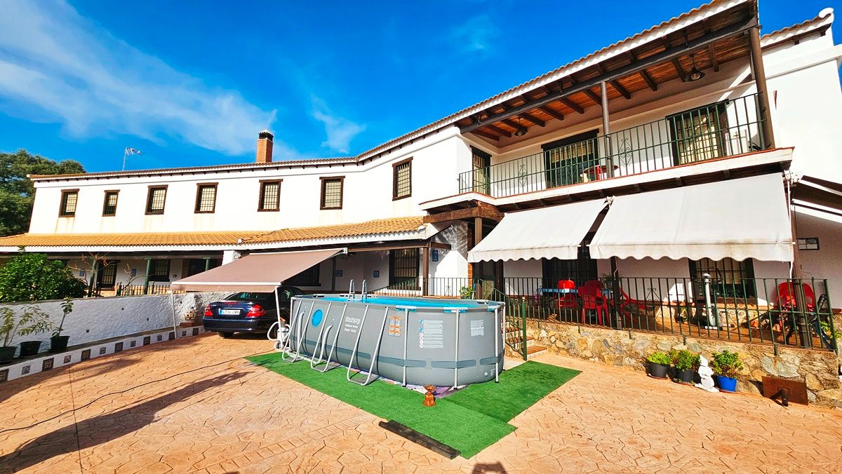 Vista exterior de Casa o xalet en venda en El Castillo de las Guardas amb Aire condicionat, Jardí privat i Terrassa