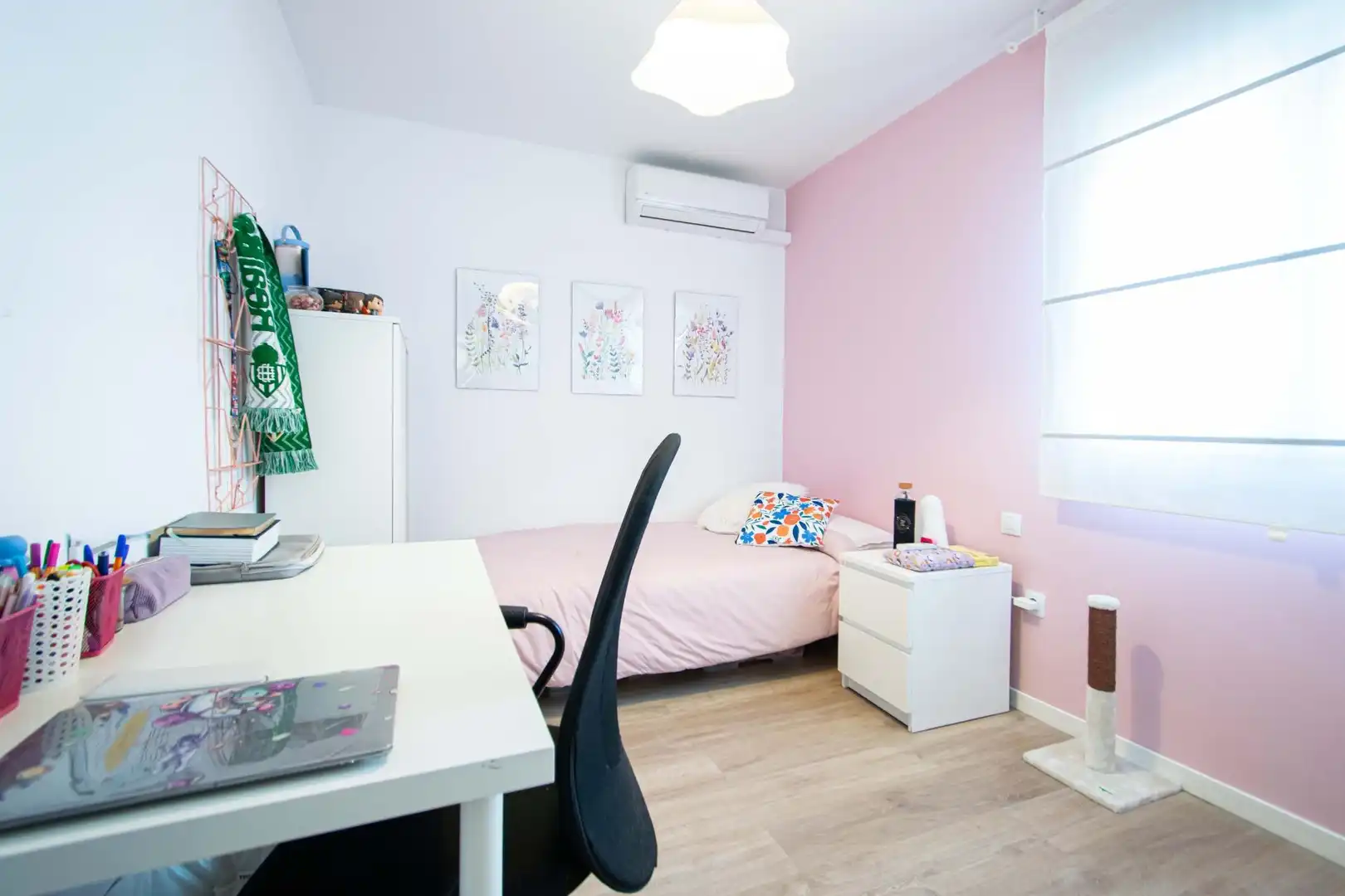 Habitación de Casa adosada en venta en Montequinto con Aire acondicionado y Piscina comunitaria