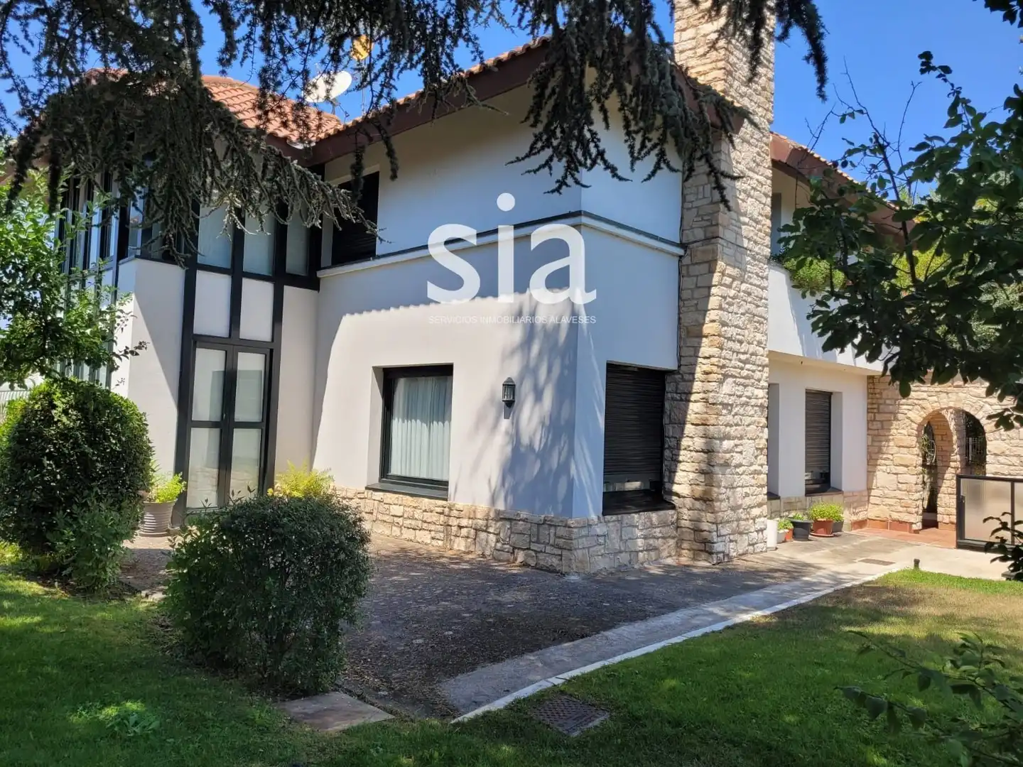 Vista exterior de Casa o xalet en venda en Vitoria - Gasteiz amb Calefacció i Traster