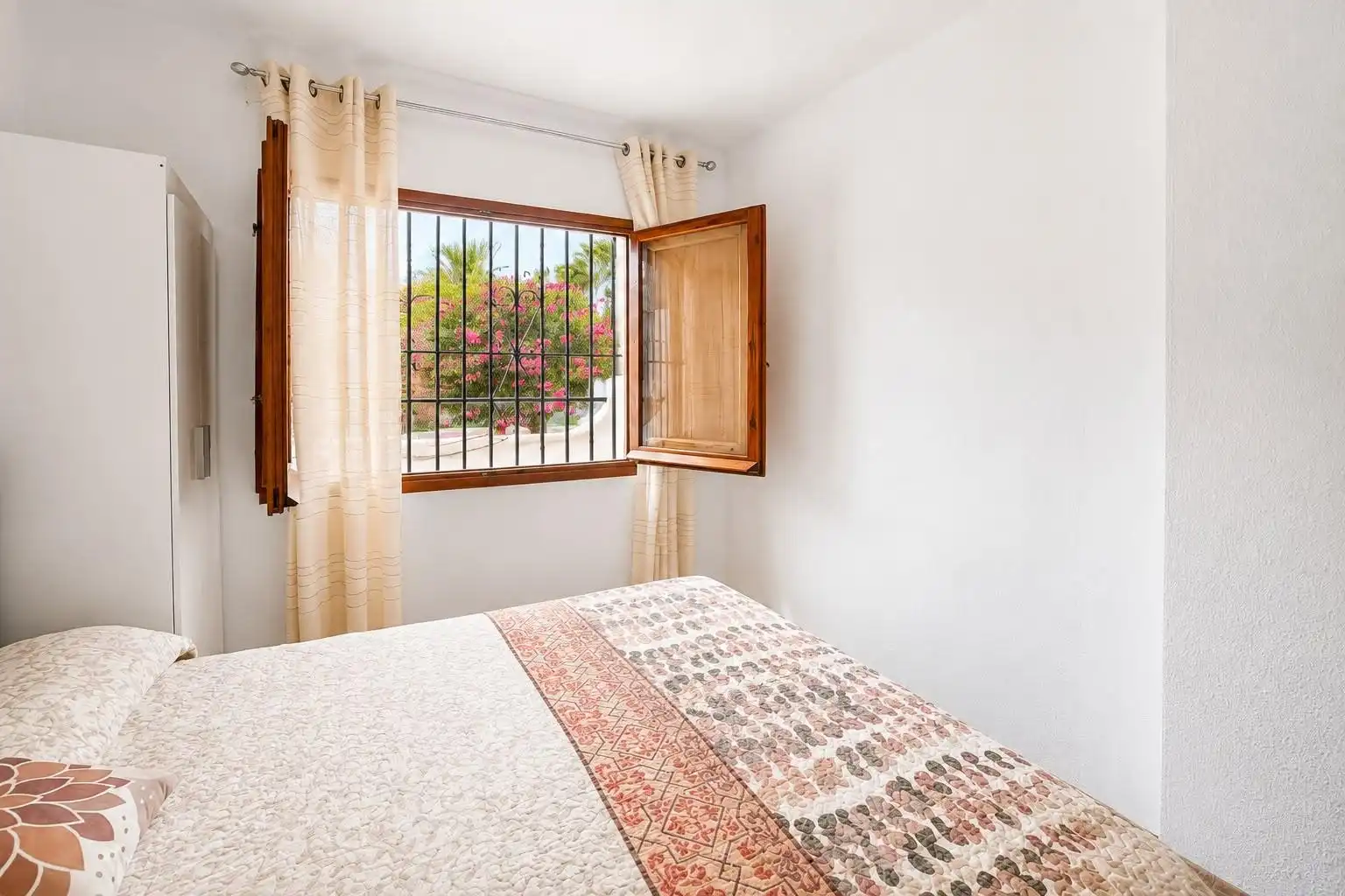 Schlafzimmer von Erdgeschoss zur Miete in Torrevieja mit Klimaanlage, Heizung und Terrasse